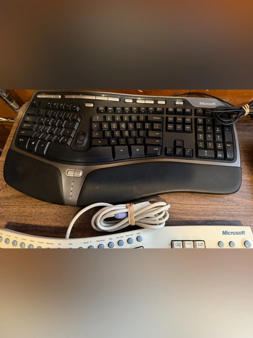 Keyboards & computer mouse lot Microsoft (black & ivory) Logitech